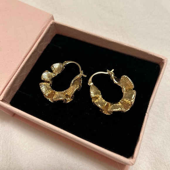 New 18K Gold Plated Ruffled Wave Hoop Earrings Textured Surface Hinge Closure - Picture 8 of 10
